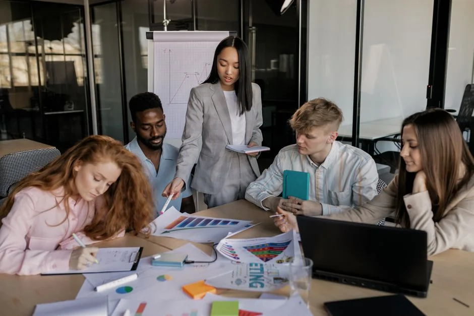 Un espace de bureau épuré et contemporain avec une lightbox affichant #TREND et un écran d’ordinateur présentant une solution de social wall.
